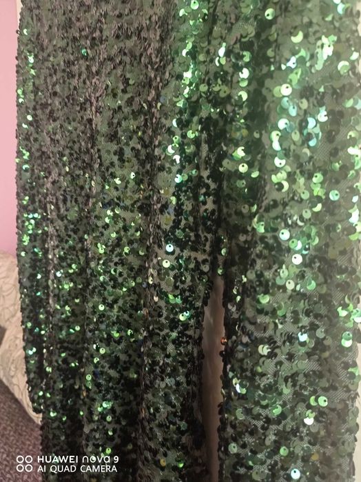 Парти рокля с пайети в масленозелен цвят.