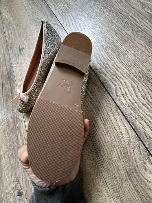 Златисти обувки 36 н