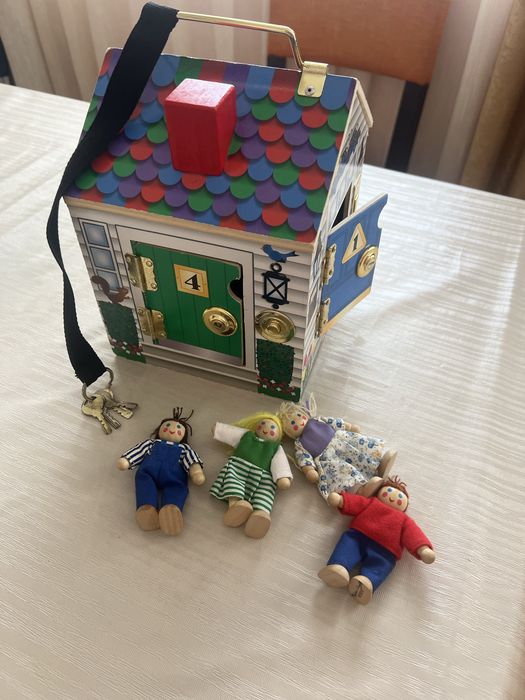 Дървена къща Melissa & Doug със звънец за всяка врата