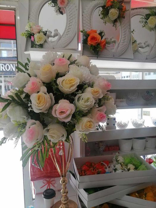 Vand  arcada si aranjamente florale pentru evenimente.