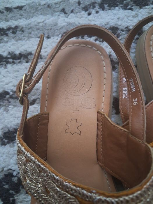 Sandale piele interior si broderie aurie nr. 36
