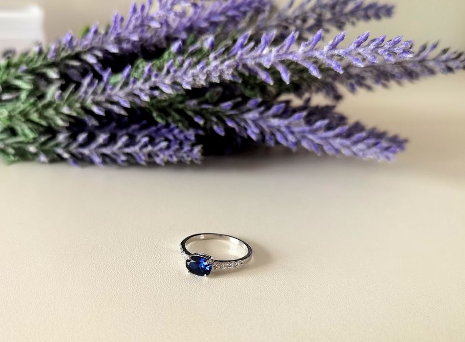 Inel din aur alb de 18K cu safir natural și diamante