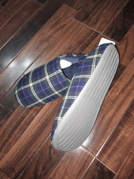 Тапки мужские UNIQLO.