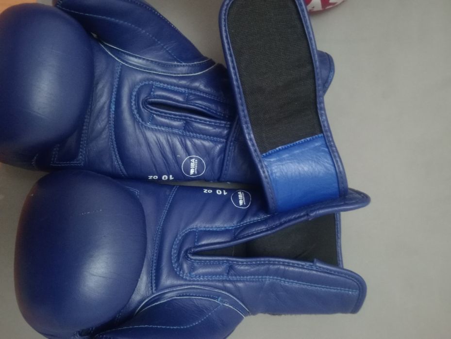 Продам боксерские перчатки кожаные и лапки