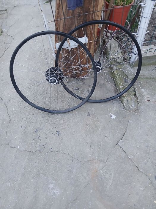 Vând bicicletă club stare foarte bună și două roți