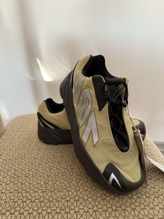 Adidas YZY 700 MNVN noi cu eticheta marimea 35 1/2!