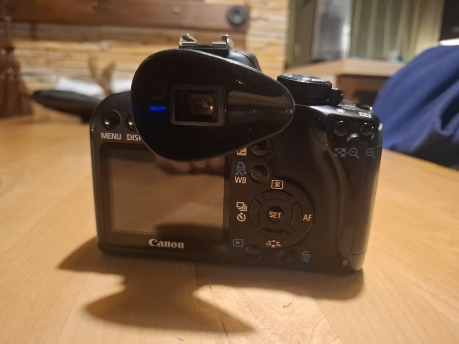 Vând kit canon 1000D + obiectiv 18-55mm 1:3.5 - 5.6 cu filtru