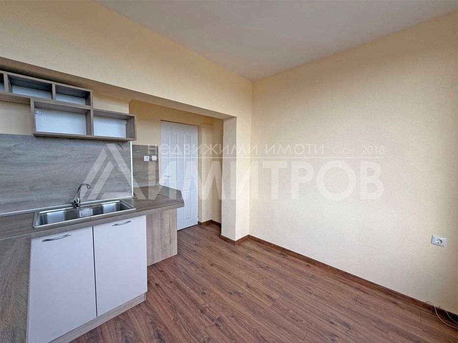 Продава двустаен (2+1) апартамент 56 кв.м. в центъра на в гр. Нови пазар. - снимка 2