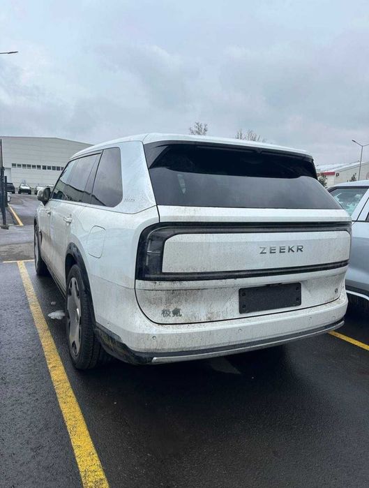 **Zeekr 9x ultra oq salonda