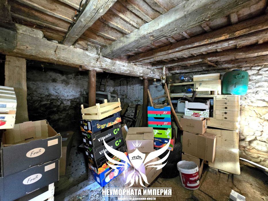 Четириетажна къща с постройки 394РЗП с широк двор 370кв. в гр.Смолян