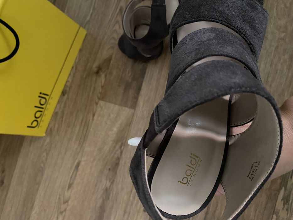 Продаю новые босоножки Baldi