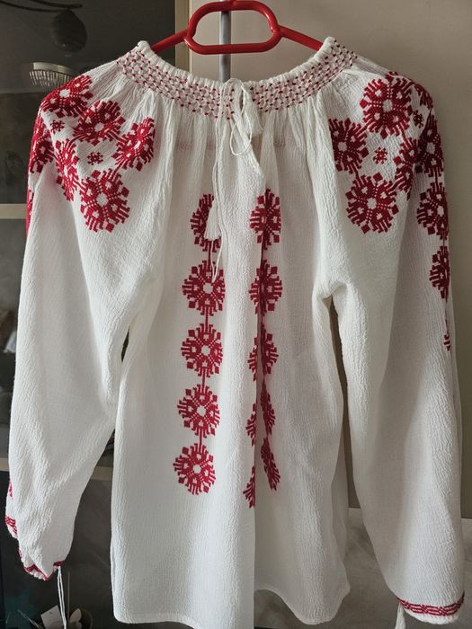 Ie lucrata manual cu fir rosu