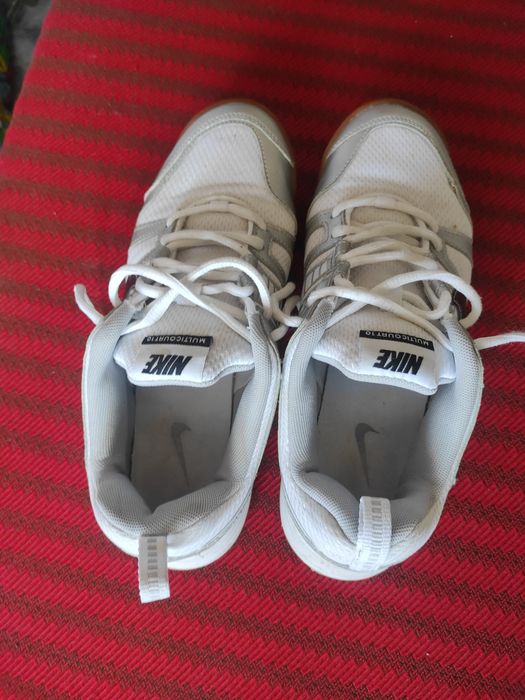 Adidași  NIKE, foarte practici, comozi și rezistenți.
Numarul 41.