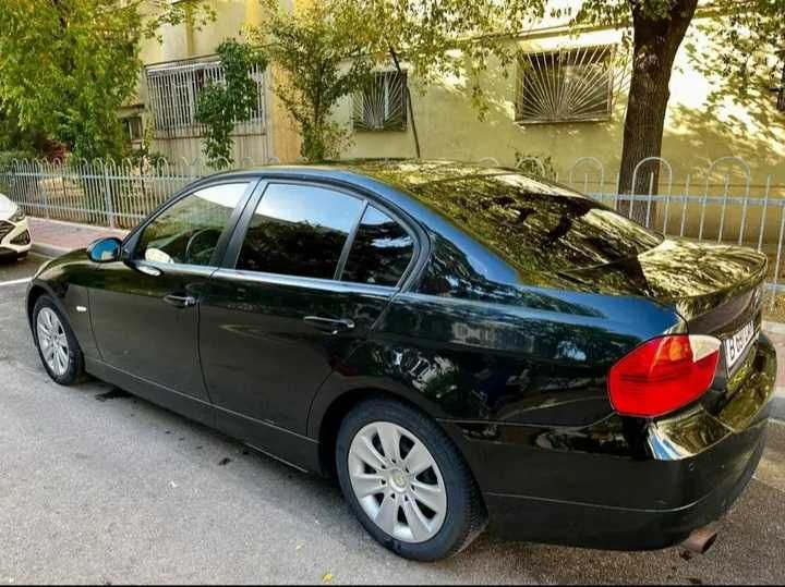 Vand bmw e90 masina se afla in stare buna