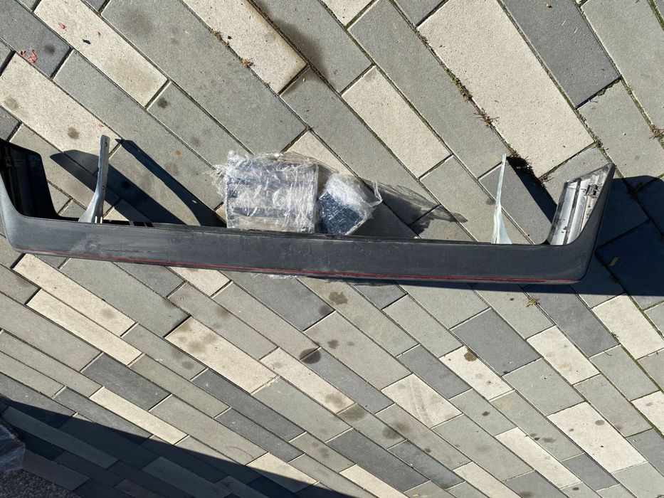 Продавам чисто нова задна броня за голф 1 GTI с червен кант