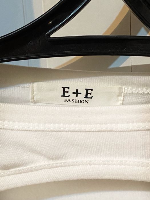 Кофта с вырезом белого цвета