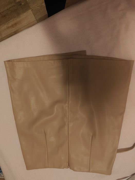 Нова, бежова, кожена пола