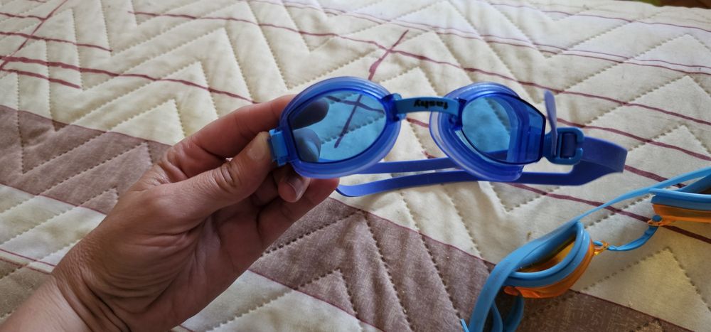 Продавам детски очила за плуване