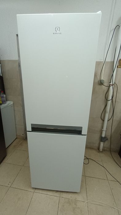 Хладилник с фризер INDESIT