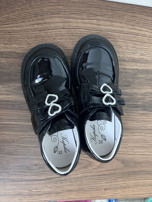 Продам туфли черные школьные на девочку.