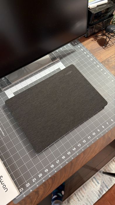 Твърд калъф Spigen Urban Fit за MacBook Pro 16" 2021-2025 + Подарък