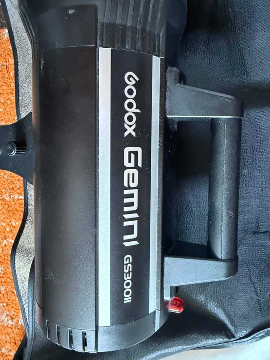 Студийна светкавица Godox Gemini GS300II + стойка + софтбокс (като нова)