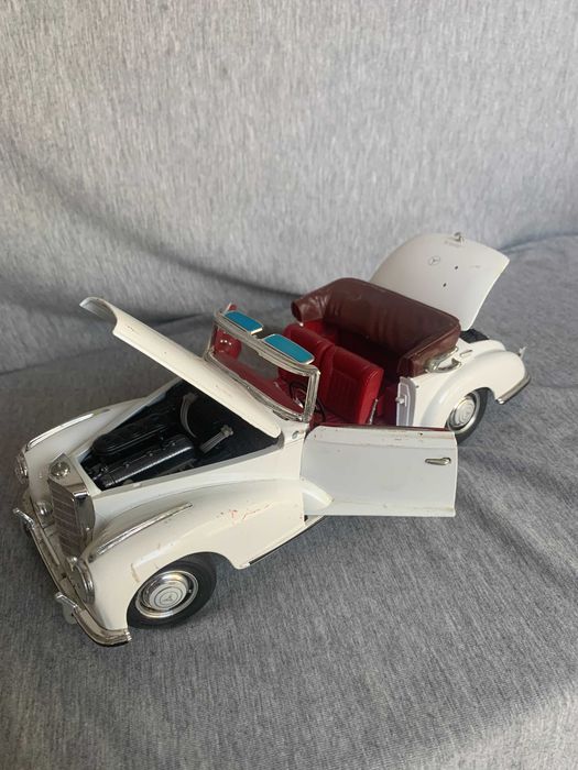 кобичка Mercedes-Benz 300 S