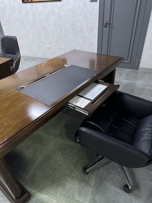 Direktorskiy stol va stullar sotiladi.  Продаётся директорский стол