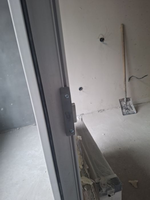 Пластиковый дверь с окнами