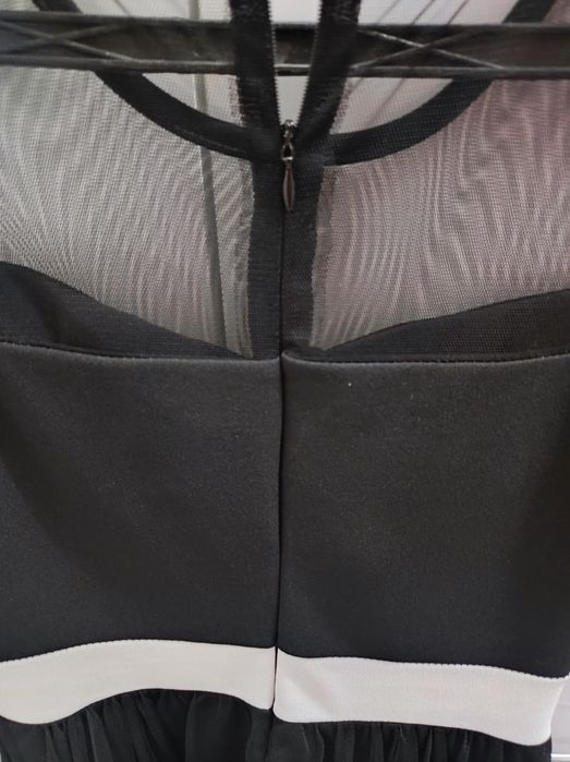 Официална, черно бяла рокля