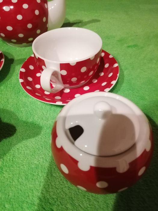 Set de   Avon  ceșcuțe cu buline Nou