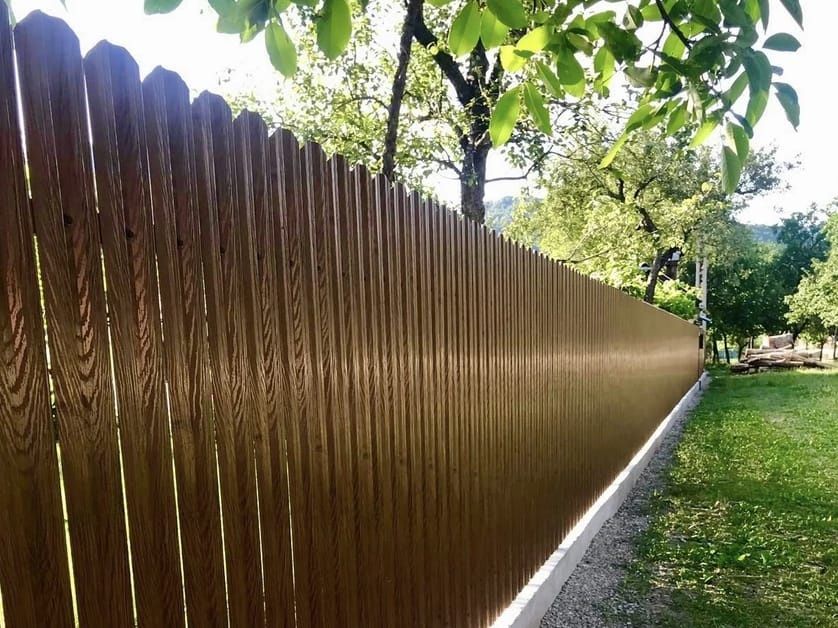 Construim la comanda dvs. garduri si porti din:
- panouri stil jaluzea