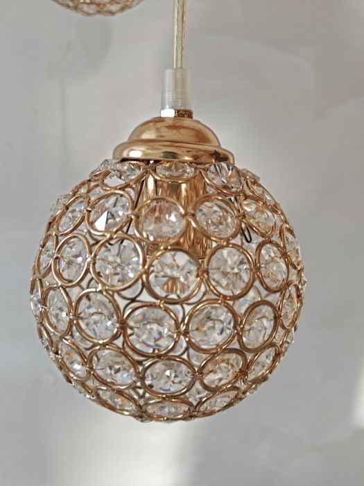 Продам потолочную люстру