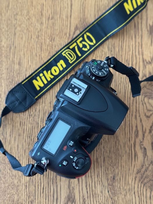 Nikon D750 + Grip MB-D16 + 2 baterii originale