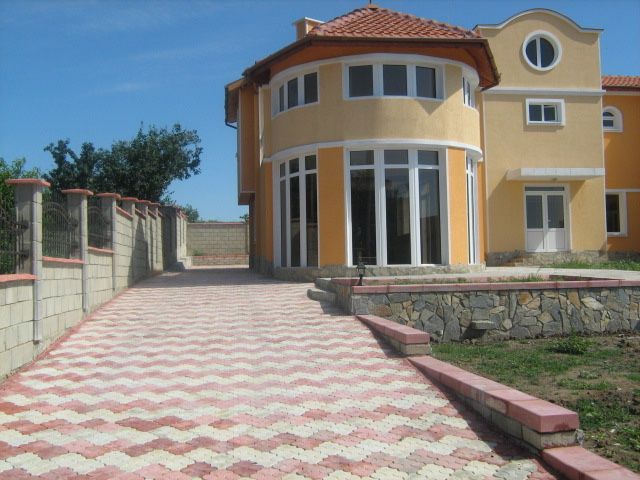 Дава се под наем Къща в с. Здравец, Област Варна - 956 кв.м за 2500 € - Снимка #1