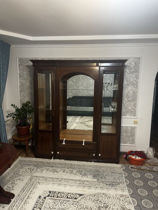 Продаю шкаф-витрину для гостиной