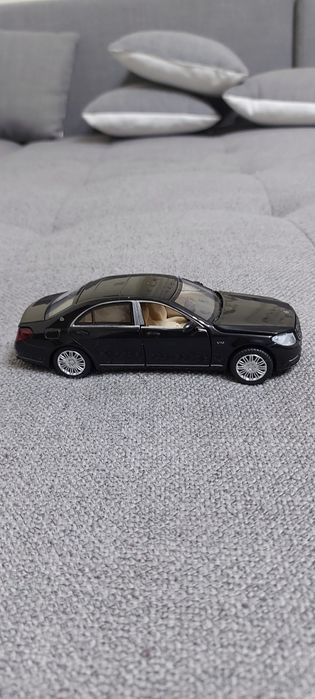 MACHETĂ MERCEDES - BENZ din metal de colecție scara 1 / 32