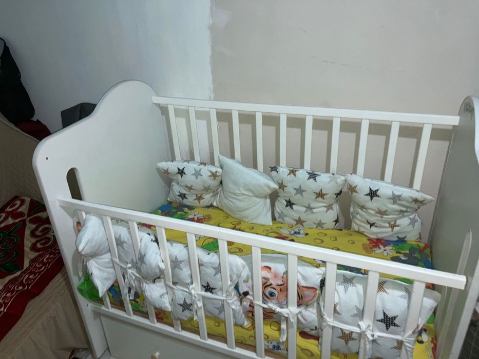 детская кроватка .