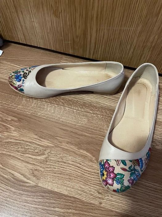 Balerini din piele naturala cu motiv floral