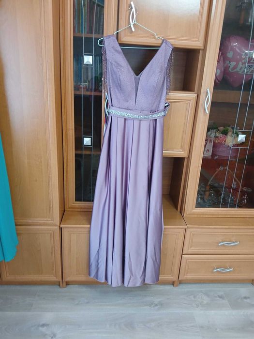 Vand 2 rochii lungi de seara