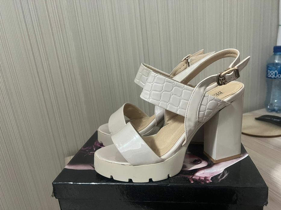 Продам босоножки