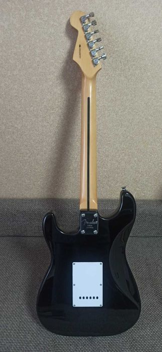 Fender Stratocaster с хамбакером и двумя синглами, комбоусилитель.