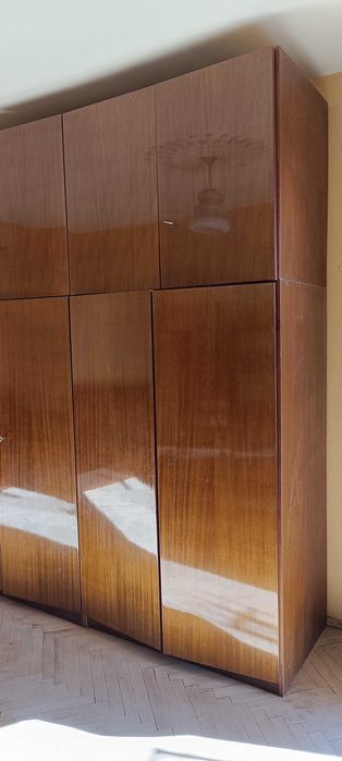 Продавам стар лакиран четирикрилен гардероб