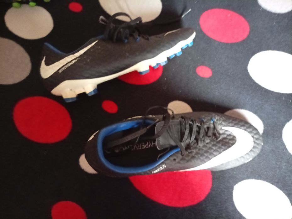 Vând ghete de fotbal