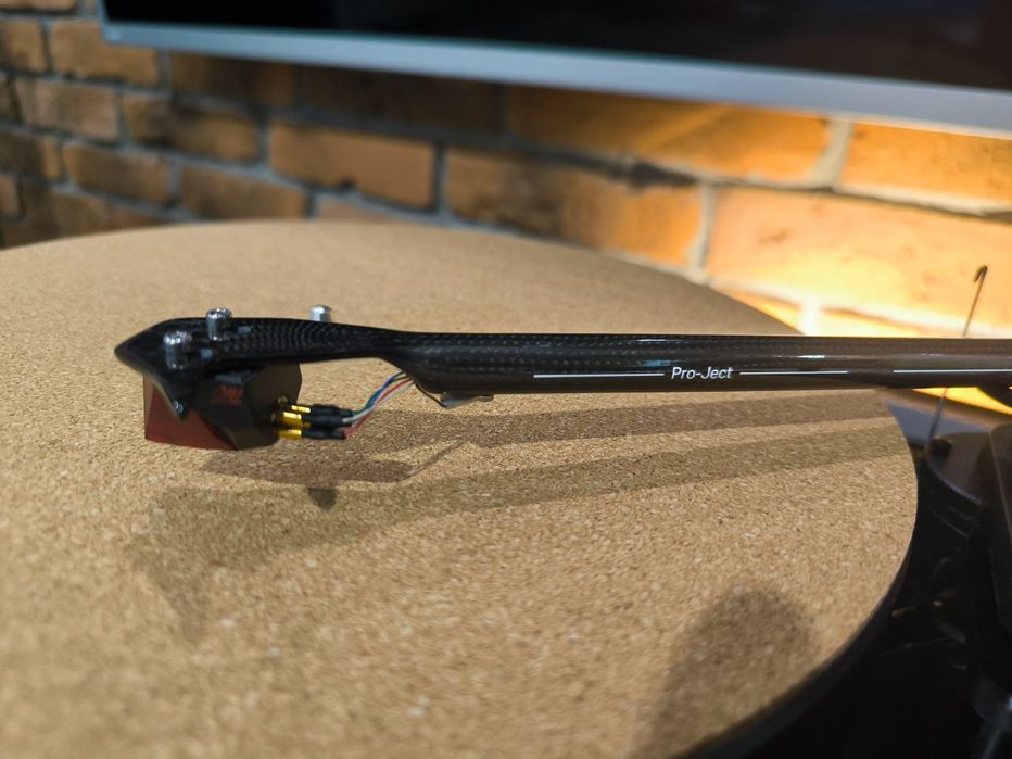 Грамофон Pro-Ject - Debut E Carbon