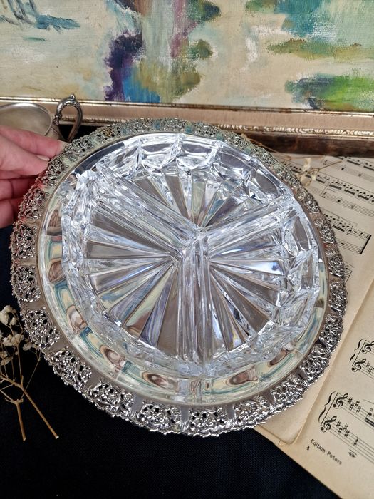 Кристален поднас