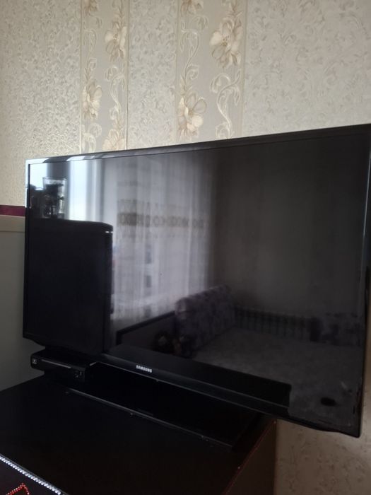 Телевизор Samsung со спутниковой тарелкой
