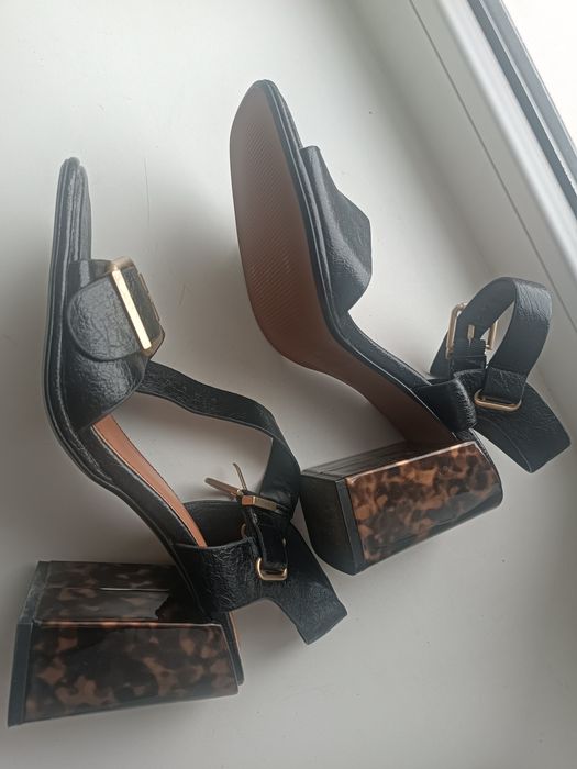 Продам босоножками 39 р. Дубай