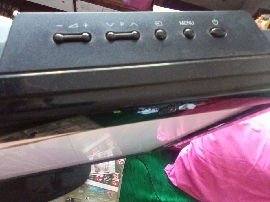 Голям телевизор SAMSUNG и SHARP AQUOS