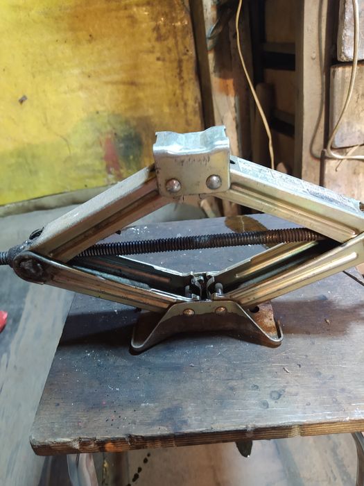 Продам домкраты.